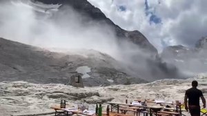 Шесть человек погибли при обрушении части ледника на севере Италии.