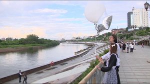 Вальс выпускников прошел на тюменской Набережной
