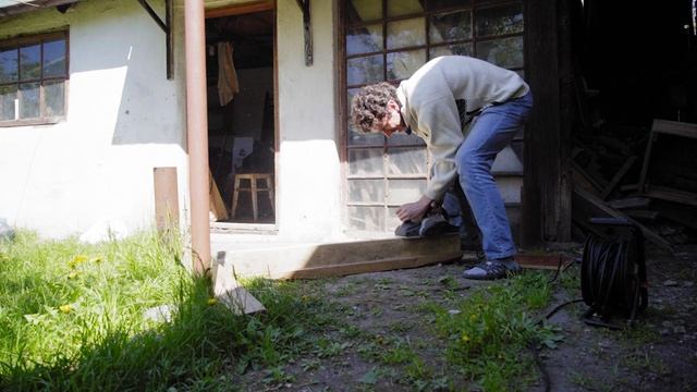 Копаю огород, работаю электрорубанком, вешаю лампочки на веранде || Влог о жизни в частном доме смотреть онлайн