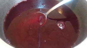 Порционный вишневый желейный десерт в форме