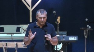 Проповедует пастор Сергей Непомнящих.  «Следуй за Иисусом»