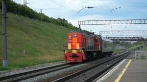 Тепловоз ТЭМ2-7208 с вагоном-лабораторией.