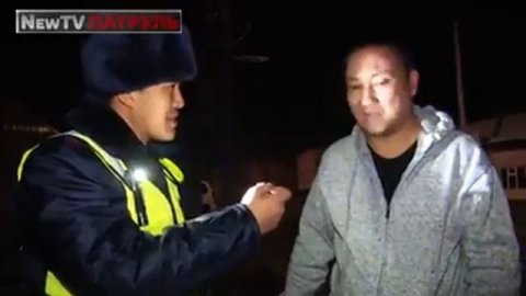 Как правильно будет?Передавать документы ,предъявить документы?