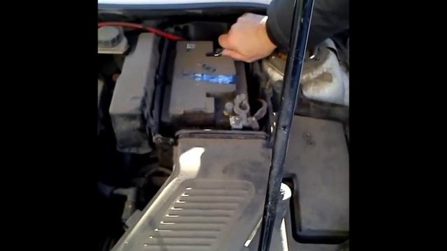 Снимаем аккумулятор у Мазда3 смотреть онлайн