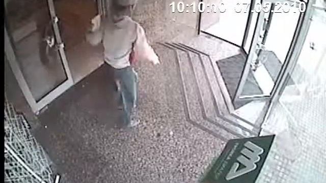 человек и вход в гипермаркет