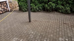 Очистка плитки от травы и мха.