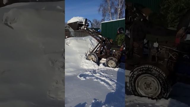 Задний ход включаем педалью. Такая фишка в трансмиссии позволяет очень быстро маневрировать