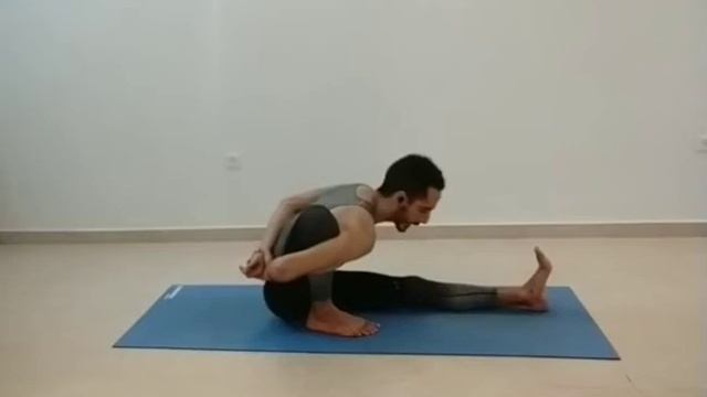 מריצ'יאסנה א' Marichiasana A | אלון יוגה - Alon Yoga смотреть онлайн