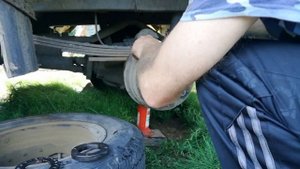 снятие  полуось, барабан Мазда Титан;  removing the axle shaft, drum Mazda Titan