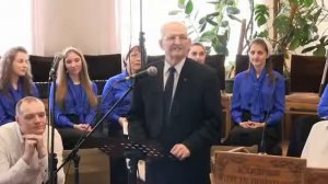 “А надо мною синее небо “