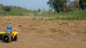 Самосвал застрял в луже по самую крышу