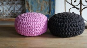 Уютные вязаные пуфики своими руками