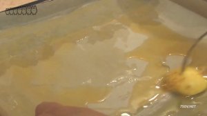 Смазать противень маслом