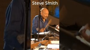 Стив Смит (Steve Smith) исполняет соло Caravan