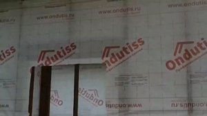 Крепим ветрозащиту на стены