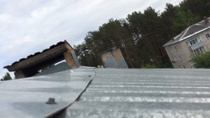 Ремонт и установка спутниковой антенны на сложной крыше .