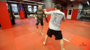 Тренировка бойца нудлами на реакцию в боксе | Уходы в сторону | Урок 5