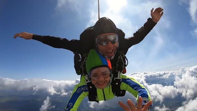 ПРЫГНУЛА С ПАРАШЮТОМ на 5 000 000 ??? смотреть онлайн