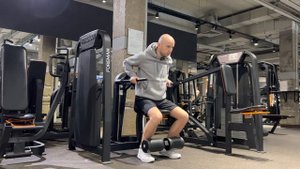 Разгибание предплечий сидя в тренажёре