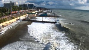 Адлер, шторм на пляжах Курортного Городка ранней осенью.