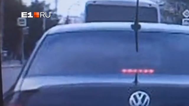 На улице Белинского женщина пешеход выскочила на проезжую часть перед машиной смотреть онлайн