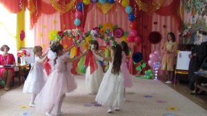 Танец с дугами подготовительная гр.