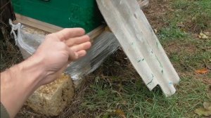 Отправил пчел в зиму. Как можно защитить ульи от ветра и леток от снега.