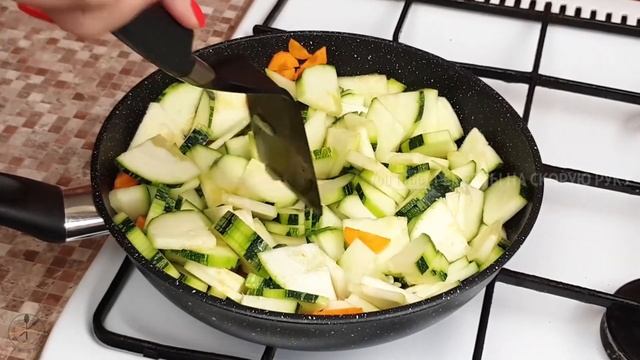 Тушеные кабачки со сметаной | Вкусные кабачки на сковороде | Готовим кабачки быстро и вкусно |