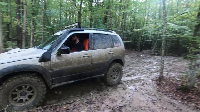 Нивы, уазы и ниссан сафари. Едем на ЛИПОВЫЙ ДОМИК смотреть онлайн