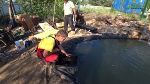 Декоративный пруд с водопадом своими руками, строим хозблок.