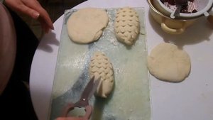 Сладкие домашние пирожки для детей (в виде ежика)