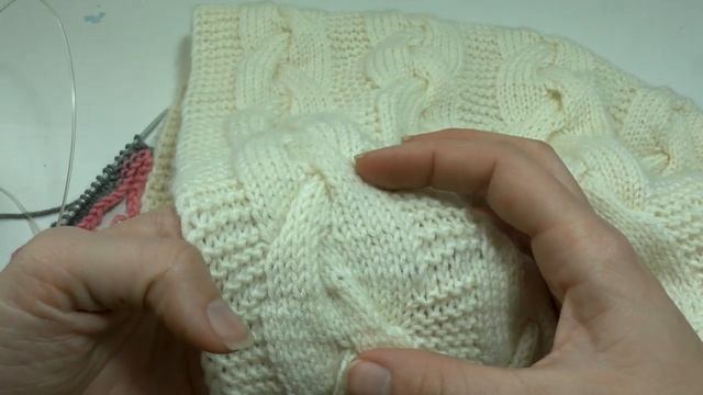 Снуд труба спицами вязаный узором коса с тенью большой белый из мериносовой пряжи смотреть онлайн