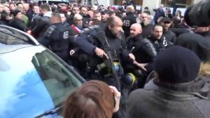 Bavure Policiere - CRS braque son arme sur un photographe, PARIS - 28.03.2018 