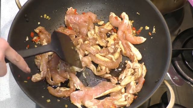 Гречневая лапша соба с курицей, болгарским перцем и стручковой фасолью