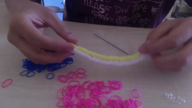 Большой браслет из резинок, без станка смотреть онлайн