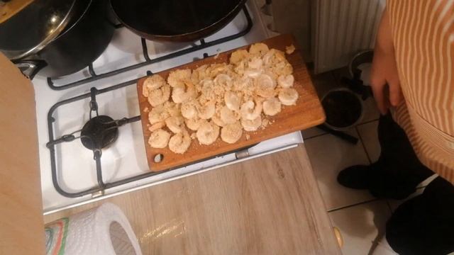 Очень вкусный салат из жаренных креветок с овощами и фруктами