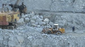 Фронтальный погрузчик Амкодор 342B и БелАЗ в карьере