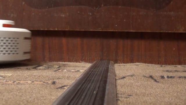 Тест Xiaomi Mi Vacuum как пылесос проезжает пороги, выступы и черный ламинат смотреть онлайн