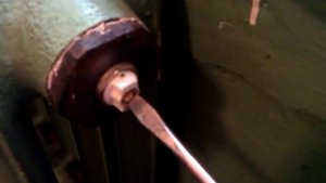 Как спустить воздух с батареи?