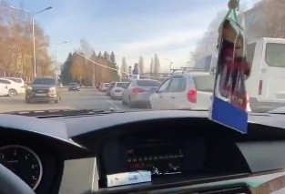 Выехавший на встречную полосу автохам попал на видео в Ставрополе