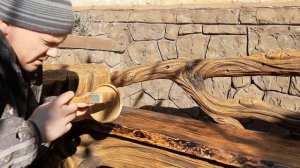 лавочка  из  цемента в  виде  бревна ,  покраска  лавочки.