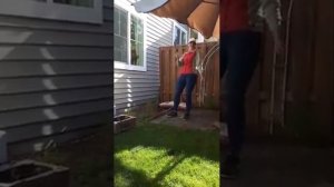 Как правильно на огороде поднимать тяжёлые мешки с землёй и ведра с водой