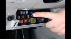 Замена предохранителя №26 стеклоочистителя в автомобиле Шкода Фабия.