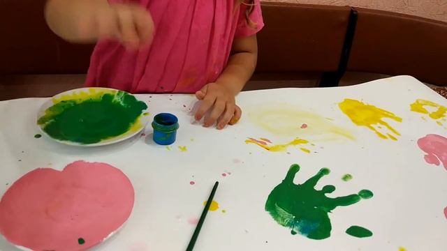 Рисуем пальчиковыми красками! Фантазии нет предела! Funny kids in the paint смотреть онлайн