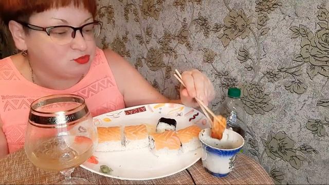 МукбангРоллы СушиСтойкая помада от ЭйвонЖру и Жру.mp4