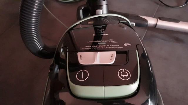 ELECTROLUX ULTRA SILENCER ZEN
world's quietest vacuum cleaner Aspirateur le plus silencieux du mond смотреть онлайн