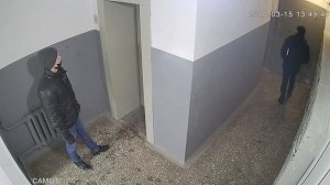 Сотрудники МВД, не стоит ломать двери лифта!