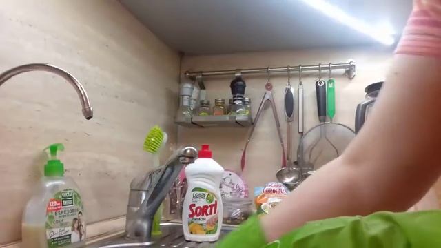 Женщина за 40 Чистка плиты Сода против бытовой химии смотреть онлайн