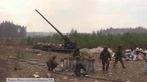 В российском Минобороны показали работу самоходных артиллерийских установок "Малка"