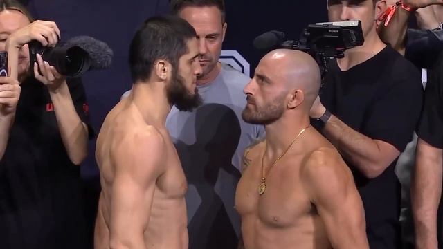 Ислам Махачев успешно сделал вес- 70.31 кг. Главный бой вечера в силе на UFC284